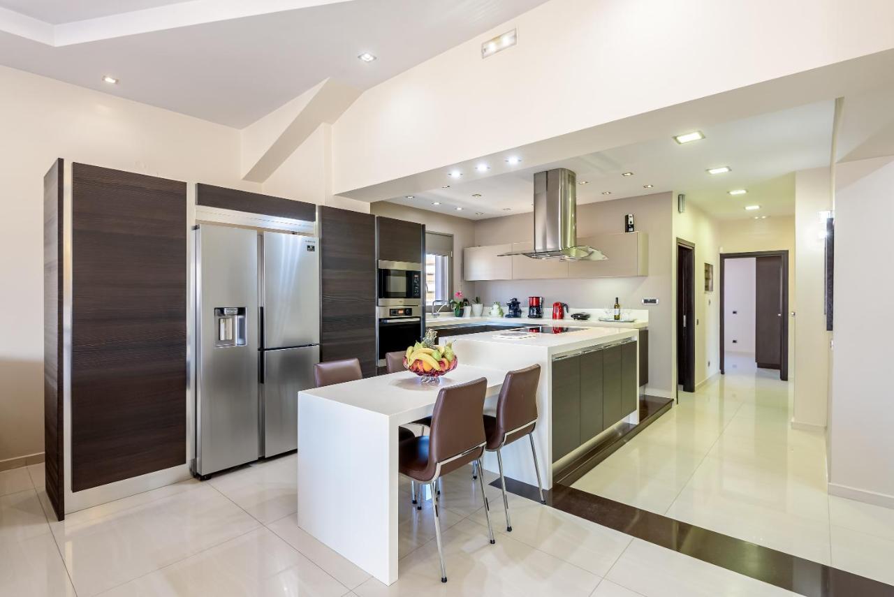 Luxury Villa In City Center With Rooftop Swimming Pool Chania  Exterior photo